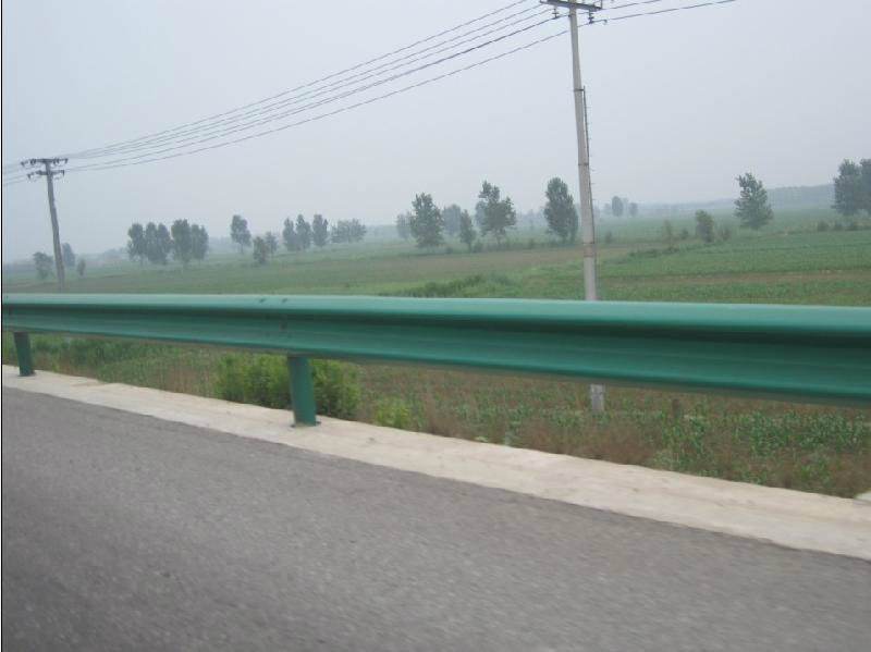 波形護(hù)欄生產(chǎn)廠家應(yīng)該如何選擇？